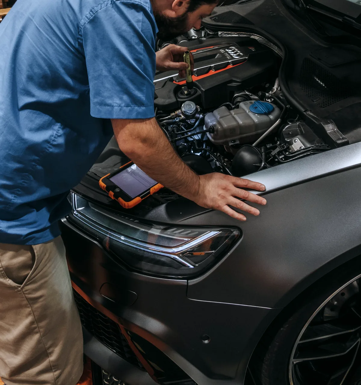 Técnico revisando el motor con una herramienta de diagnóstico, evaluación previa antes de instalar el kit GNV